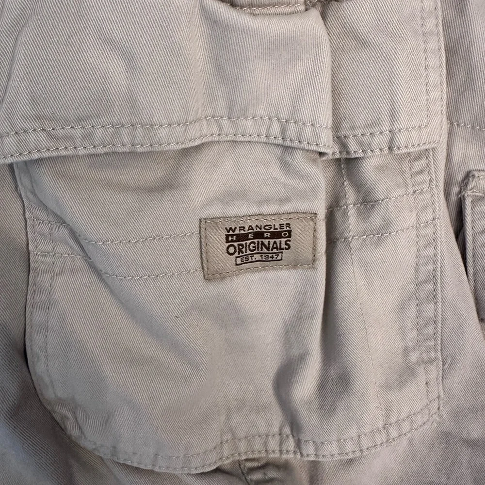 Wrangler cream Cargo Shorts with Sturdy Construction - Picture 3 of 5